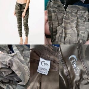 ZYIA Active Green Camouflage Unwind Joggers Large L Some Piling